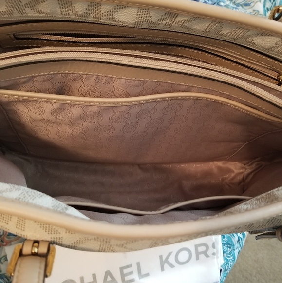 Michael Kors Jet Set Travel Tote - Picture 3 of 4